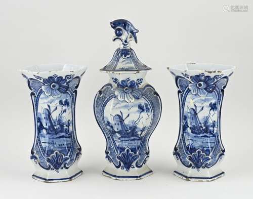 Three-piece 18th century garniture, H 28 - 31 cm.