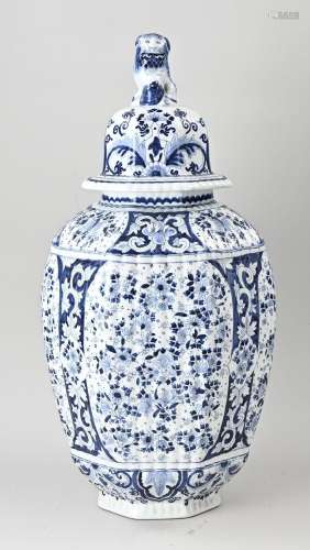 Large Delft lidded vase