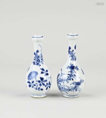 Two 18th century Chinese Kang Xi knob vases, H 11 cm.