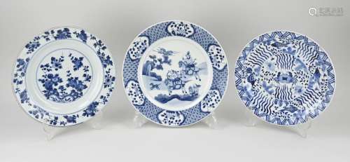 Three antique Chinese plates Ø 25 - 28.5 cm.