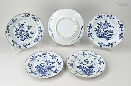 Five 18th century Chinese plates Ø 22.5 cm.