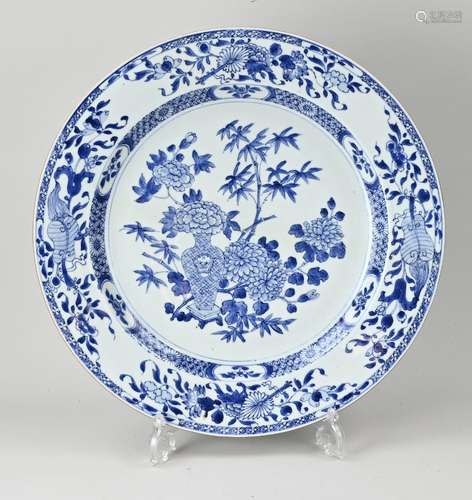 18th century Chinese dish Ø 42.3 cm.