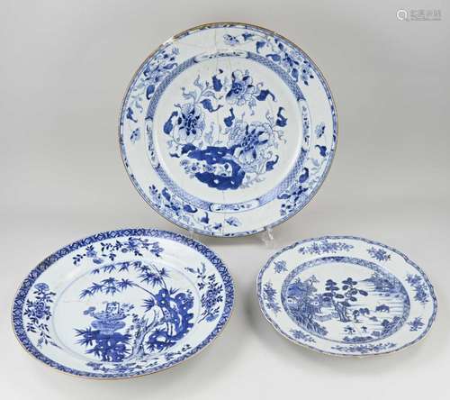 Three large 18th century Chinese dishes Ø 35 - Ø 45 cm.