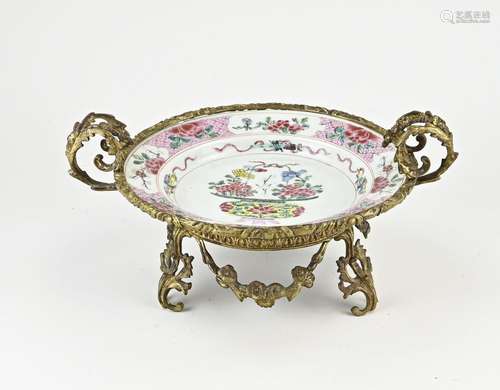 Antique tazza with Family Rose plate Ø 23 cm.