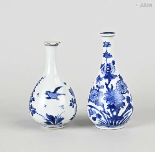 Two 18th century Chinese vases, H 12 - 13 cm.