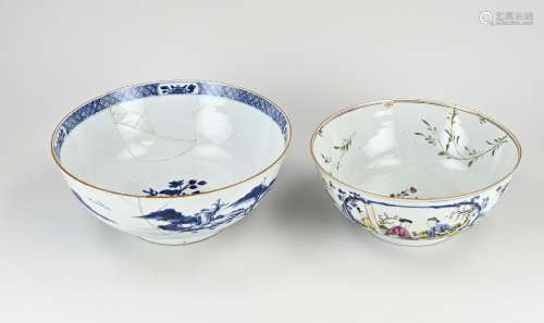 Two large 18th century Chinese bowls Ø 26.5 - 30.5 cm.