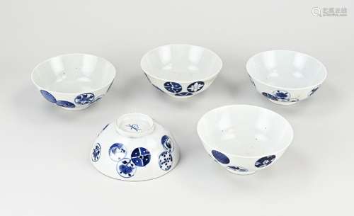 Five 18th century Chinese bowls Ø 12.2 cm.