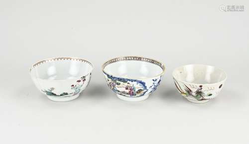 Three 18th - 19th century Chinese bowls Ø 12 - 14.5 cm.