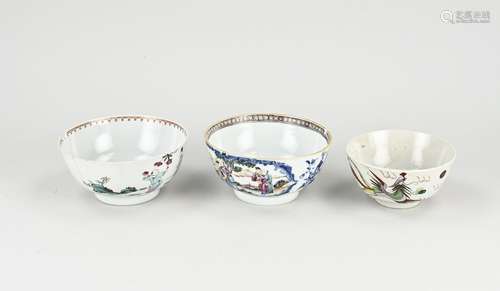 Three 18th - 19th century Chinese bowls Ø 12 - 14.5 cm.