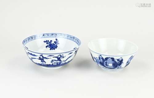 Two 18th - 19th century Chinese bowls Ø 15 - 18 cm.