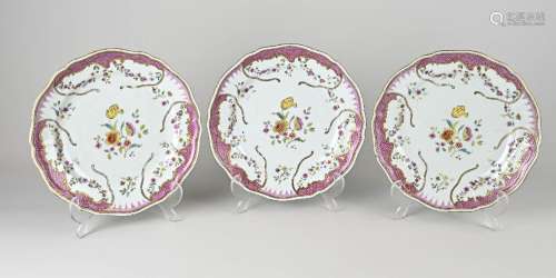 Three 18th century Chinese plates Ø 23 cm.
