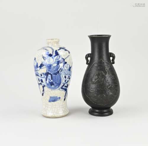 Two antique Chinese vases, H 20 - 21 cm.