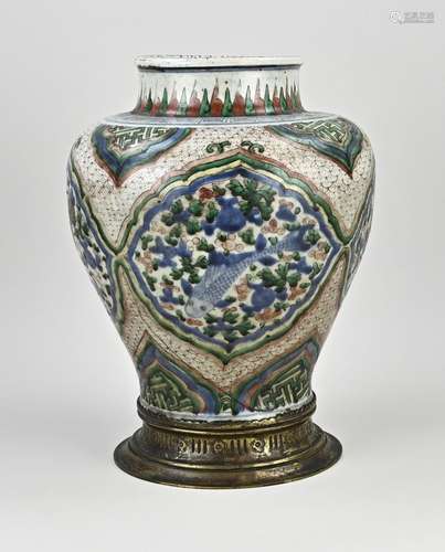 17th century Chinese Wucai vase