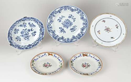 Five 18th century Chinese plates, Ø 19.5 - 26 cm.