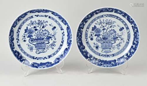 Two Chinese plates Ø 23 cm.