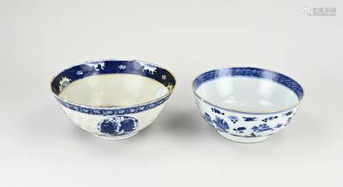 Two 18th century Chinese Kang Xi bowls Ø 19.5 - 22.5 cm.