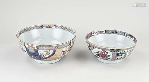 Two large 18th century Chinese bowls Ø 20 - 23 cm.