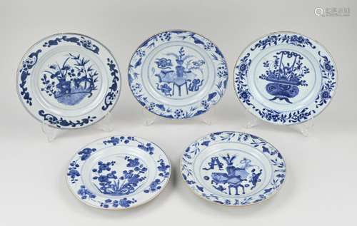 Five 18th century Chinese plates Ø 22 - 23 cm.