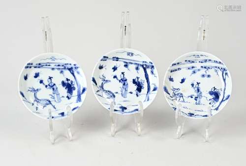 Three 18th century Chinese dishes Ø 11 cm.