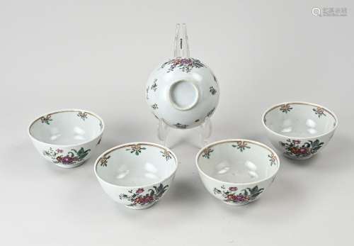 Five 18th century Chinese bowls Ø 11.5 cm.