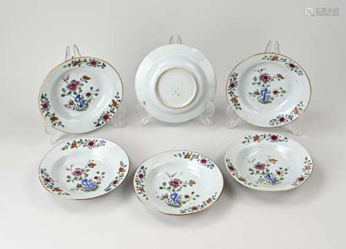 Six 18th century Chinese dishes, Ø 16.7 cm.