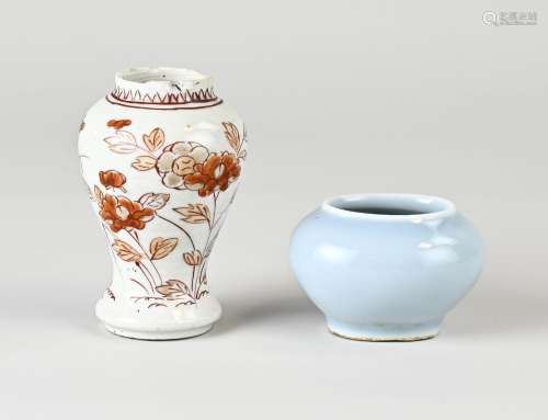 Two Chinese vases, H 6 - 8 cm.