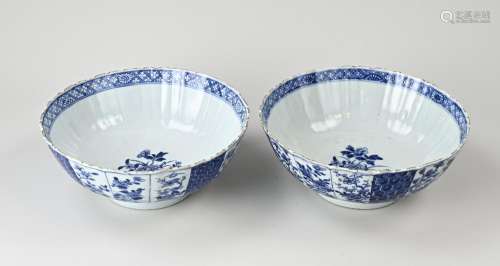 Two 18th century Chinese bowls Ø 24 cm.