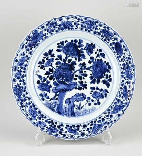 17th - 18th century Chinese Kang Xi dish, Ø 36.6 cm.