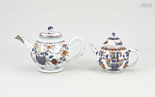 Two 18th century Chinese Imari teapots, Ø 9 -11 cm.