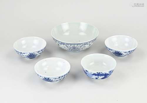 Five antique Chinese bowls Ø 11.5 - 17.8 cm.