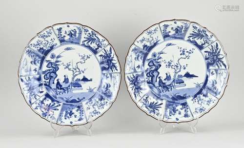 Two 17th - 18th century rare Japanese dishes, Ø 31 cm.