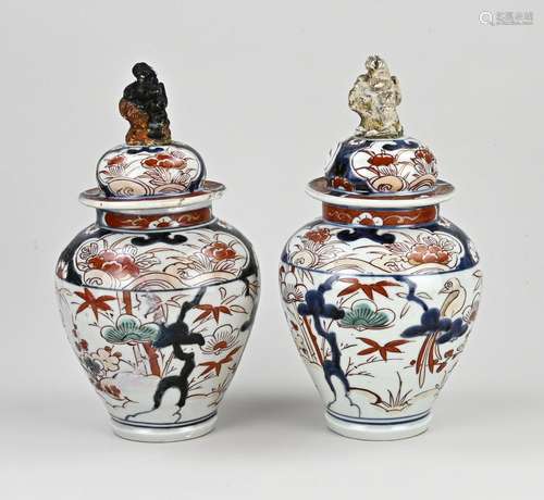 2x Japanese Imari vases with lids, H 29 cm.