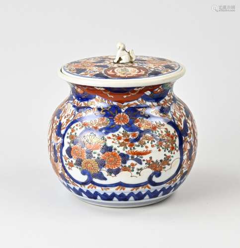 Japanese Imari lidded pot