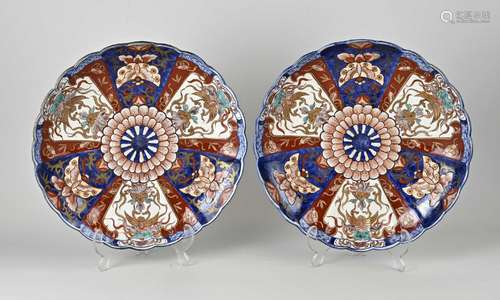 Two Japanese Imari plates Ø 31 cm.