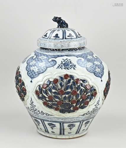 Large Chinese lidded pot, H 46 x Ø 33 cm.