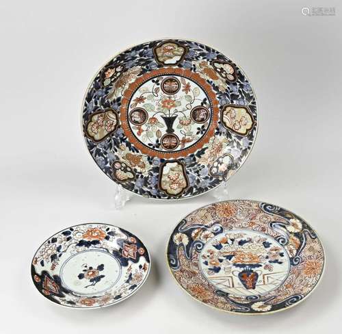 3x Japanese Imari plates Ø 20.5 - 33 cm.