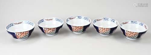 Five Japanese Imari cupboard bowls Ø 15.5 cm.