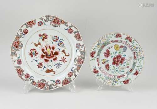 Two 18th century Chinese Family Rose dishes, Ø 12.5 - 31 cm.