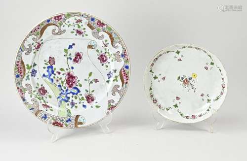 Two 18th century Chinese plates Ø 20.5 - Ø 28 cm.