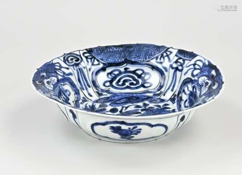 17th century Chinese Wanli hooded bowl Ø 21.2 cm.