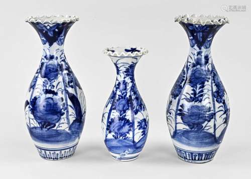 Three Japanese Imari vases, H 19 - 25 cm.