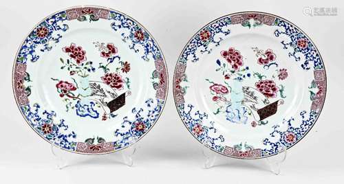 Two 18th century Chinese plates Ø 28 cm.