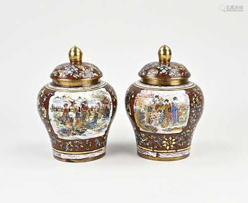 Two Chinese lidded vases, H 19 cm.