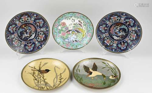 Five Japanese cloisonné plates Ø 22-24 cm.