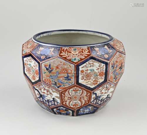 Large Japanese Imari flower pot