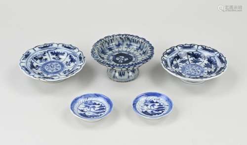 Five Chinese bowls, 6 - 11 cm.