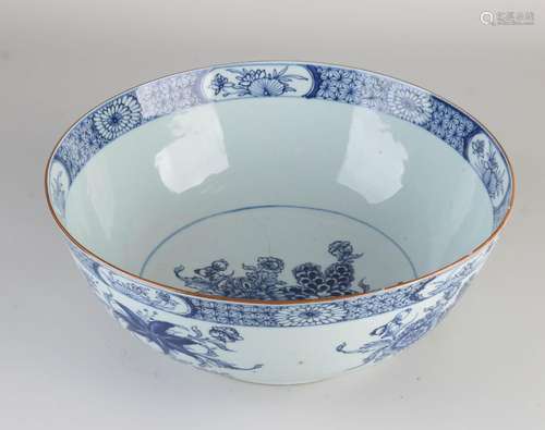 Chinese Queng lung bowl Ø 29.2 cm.