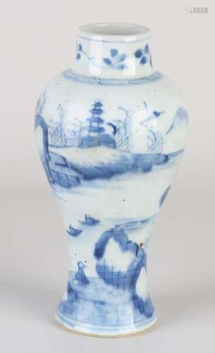 18th century Chinese vase, H 18 cm.