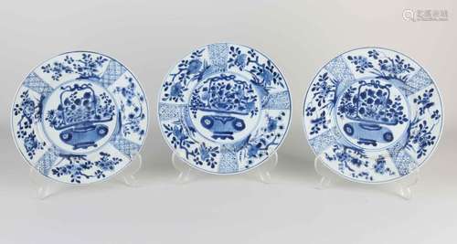 Three 17th - 18th century Chinese plates Ø 21 cm.