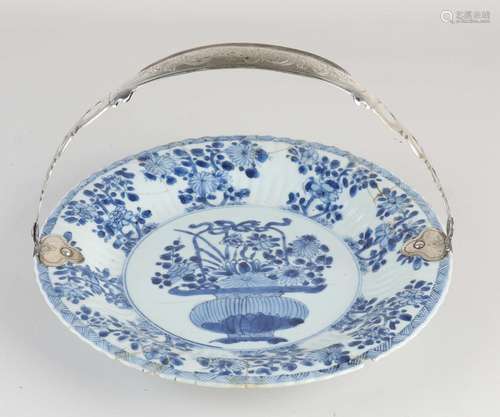 17th-18th century Chinese plate + silver handle Ø 27.5 cm.